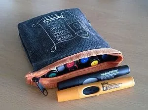 Wichtig für deine Flipchart Präsentation: Prüfe, ob in den Stiften noch genug Tinte ist. Und habe immer einen Ersatzstift griffbereit. Wichtig für deine Flipchart Präsentation: Prüfe, ob in den Stiften noch genug Tinte ist. Und habe immer einen Ersatzstift griffbereit.